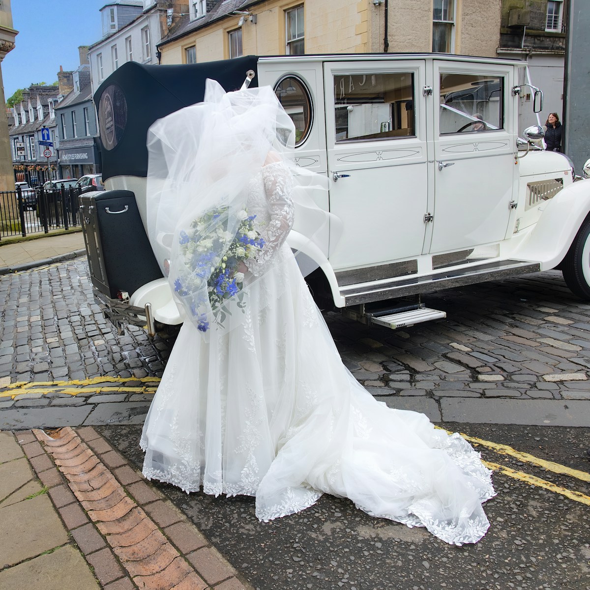 Voiture de mariage avec la mariée et son bouquet